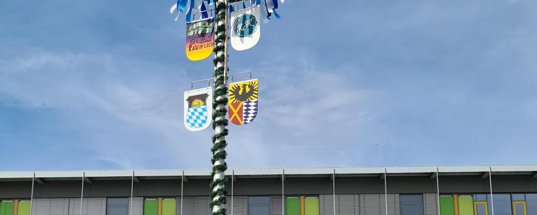 Maibaum auf Schulplatz der Realschule und Mittelschule Rain