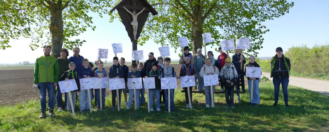 Auf dem Bild zu sehen v. l. n. r.: Exkursion ins Wiesenbrütergebiet mit der vierten Schulklasse (Erwachsene Personen v.l.: Timo Hechemer (Gebietsbetreuer), Fr. Thum (Bürgermeisterin von Maihingen), Hr. Stimpfle (ehem. Bürgermeister von Maihingen), Fr. Hundsdorfer (Schulleitung), Lara Oblinger (Gebietsbetreuerin).