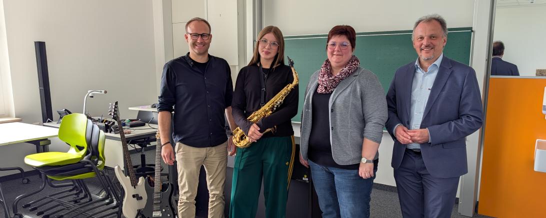 Schulleiter Tobias Freißler, Schülerin Lea Mohs, Musiklehrerin Isabella Dorner, MB Bernhard Buchhorn