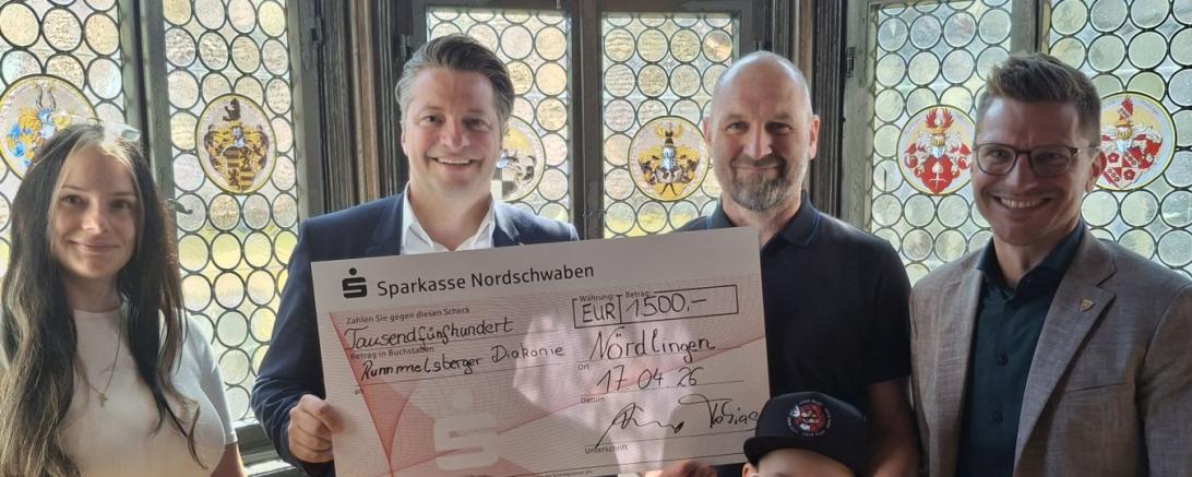 Spendenübergabe im Rathaus Nördlingen (v.l.n.r.): Nadja Goß, Tobias Güntner, Wolfgang Salcher und Oberbürgermeister David Wittner sowie zwei Kinder aus der Rummelsberger Einrichtung.