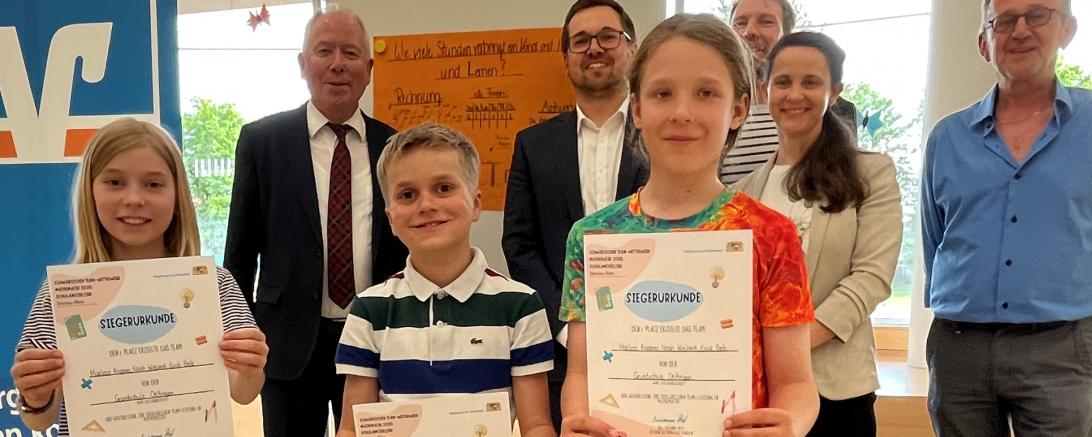 Mathematik-Sieger im Landkreis: Marleen, Noah und Erick (v.l.n.r.) aus der Klasse 3c der Grundschule Oettingen fahren zum schwäbischen Finale nach Augsburg. 