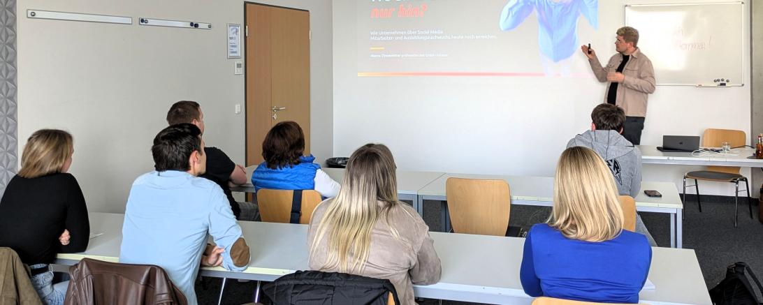 Marco Zinsmeister (Referent) zeigt in einem Vortrag am Technologie Centrum Westbayern neue Wege zur Gewinnung von Azubis auf.