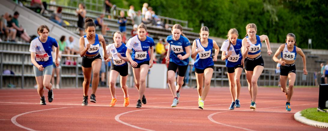 Start zum Zeitlauf über 800m der weiblichen Jugend