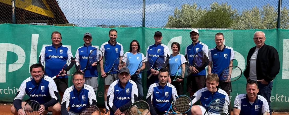 Vor der Werbebande ihres Sponsors Fab Plus: Die Damen- und Herrenmannschaften der Tennis-Sparte des SV Donaumünster mit dem geschäftsführenden Gesellschafter Peter Marx bei der Trikotübergabe.