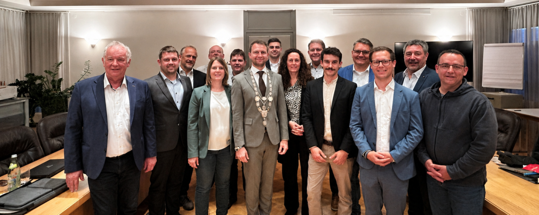 Der neue Gemeinderat der Gemeinde Asbach-Bäumenheim (von links): Manfred Seel, Manuel Uhl, Michael Haller, Hansrobert Schimmer, Bianca Uhl, Otto Uhl, Bürgermeister Florian Mittler, Simon Lechner, Heike Hippe, Andreas Mayer, Johannes Mayer, Peter Naumann, Frederik Hintermayr, Roland Neubauer und Lars Maier. Auf dem Bild fehlen die Gemeinderäte Benedikt Gerstner und Werner Rauch. 