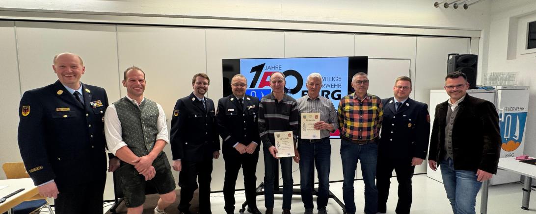 Auf dem Bild zu sehen (von links): Stadtbrandinspektor Alexander Zobel, Christian Döbler, Kommandant Stefan Meckermann, Stadtbrandmeister Thomas Stecker, Leonhard Rößner, Johann Baur, Edmung Knoll, stv. Kommandant Johannes Mari und Oberbürgermeister Jürgen Sorré.