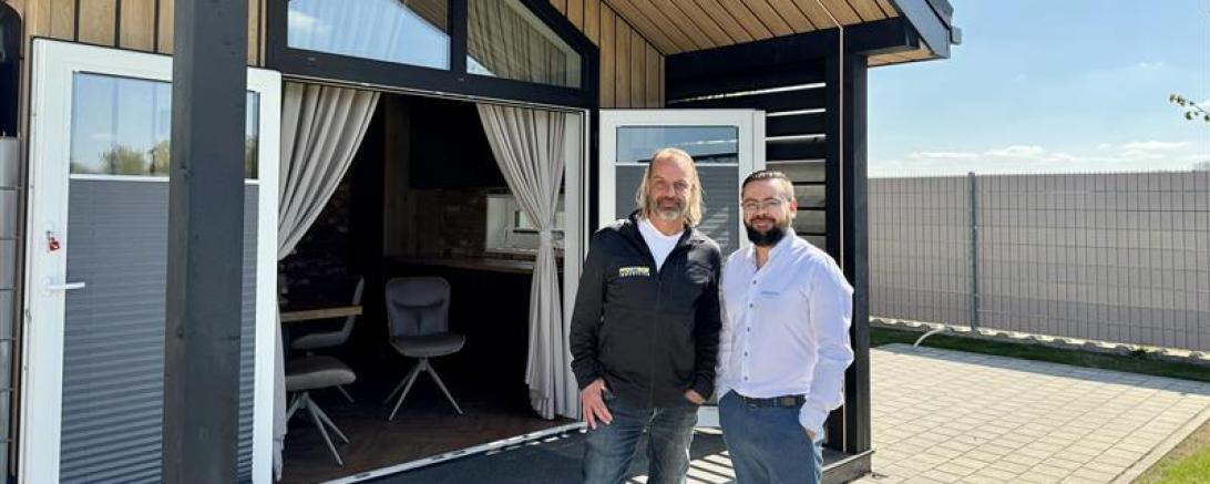 Auf dem Bild zu sehen (von links): Andreas Pförtsch, Vertriebsleiter Wohnbau Schwaben GmbH und Victor Lebedew, Geschäftsführer Lebedew Firmengruppe. 