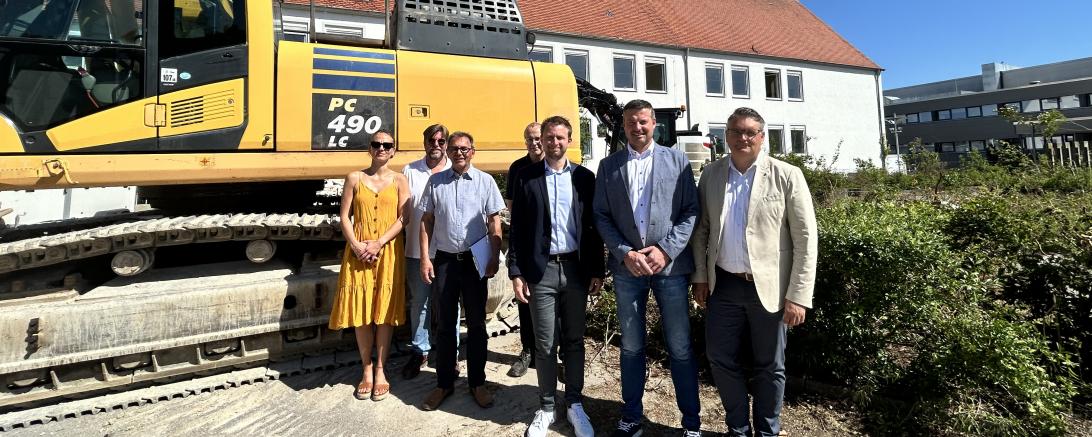 Am 26. Mai starteten die Außenabbrucharbeiten an der Grund- und Mittelschule in Asbach-Bäumenheim. Auf dem Bild zu sehen (von links): Sarah Kulartz (stellv. Projektleitung Neubau Schule und Hallenbad), Florian Trinkl (Sauer Bau & Projektentwicklung GmbH), Kurt Niebler (Projektleitung Neubau Schule und Hallenbad), Dietmar Goll (Architekturbüro Krug Großmann), Florian Mittler (Bürgermeister Asbach-Bäumenheim), Stephan Kreuzer (Bürgermeister Mertingen) und Peter Naumann (Schulverband Asbach-Bäumenheim). 