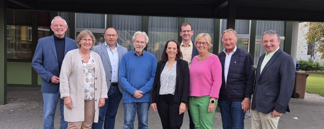 Der Förderverein der Ludwig-Auer-Mittelschule hielt seine Hauptversammlung 2026 ab. Die Vorstandschaft v. links Jörg Fischer, Rektorin Heike Ritzka, die Revisoren Simon Srownal und Dr. Ralf Loitzsch, Schriftführerin Christine Hörmann, Elternbeirat Stefan Görlich, Beisitzerin und Schulreferentin Bärbel Stahl, 1. Vorstand Werner Freißler und Beisitzer Bürgermeister Albert Riedelsheimer. Es fehlen Schatzmeister Helmut Meyer und 2. Vorstand Josef Reichensberger.
