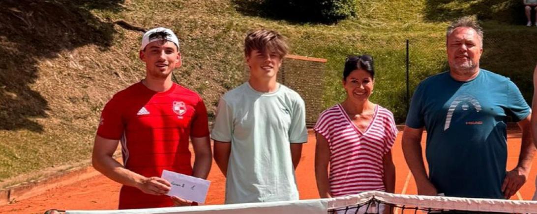 Tobias Liedl, Tonio Stirnweiß, TC Dillingen Conny Gärtner, Organisator, Turnierleiter und Vorstand TC Dillingen Werner Pfeiffer. 