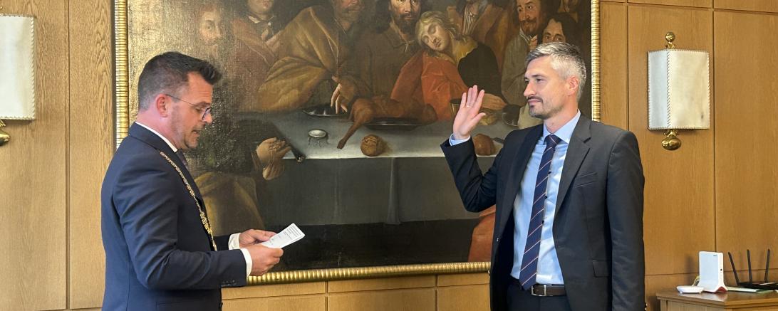 Jonathan Schädle wird zum Bürgermeister vereidigt. 