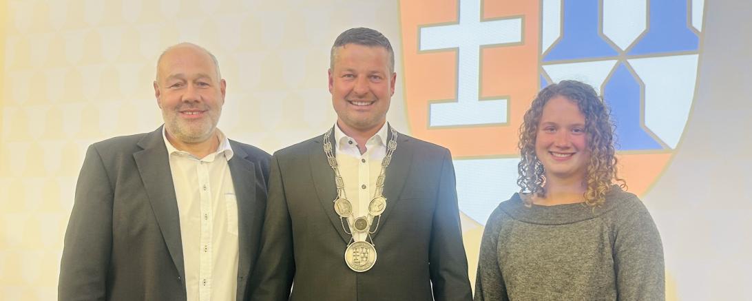 Das Bild zeigt v. l..: 2. Bürgermeister Josef Brunner, 1. Bürgermeister Stefan Kreuzer und 3. Bürgermeisterin Anna-Maria Bissinger. 