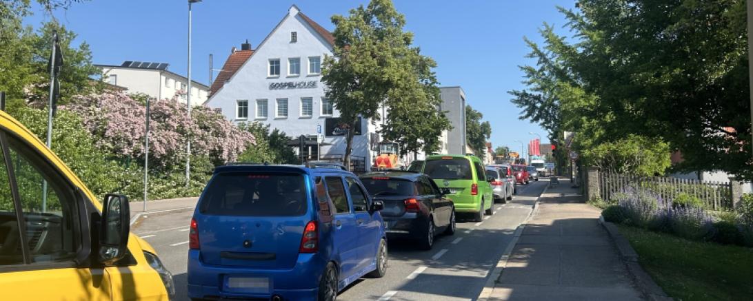 Eine Ampel regelt den Verkehr an der Baustelle in der Nürnberger Straße. Das sorgt für lange Rückstaus. 