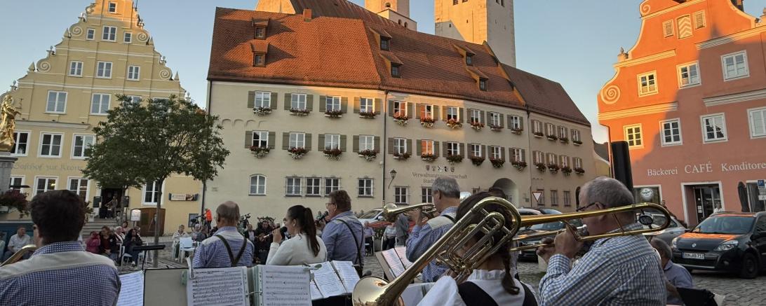 Musik am Marktplatz in Wemding.