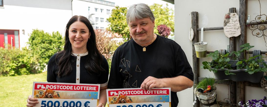 Die beiden Gewinner*innen Simone und Bojan freuen sich über insgesamt 1. Million Euro.