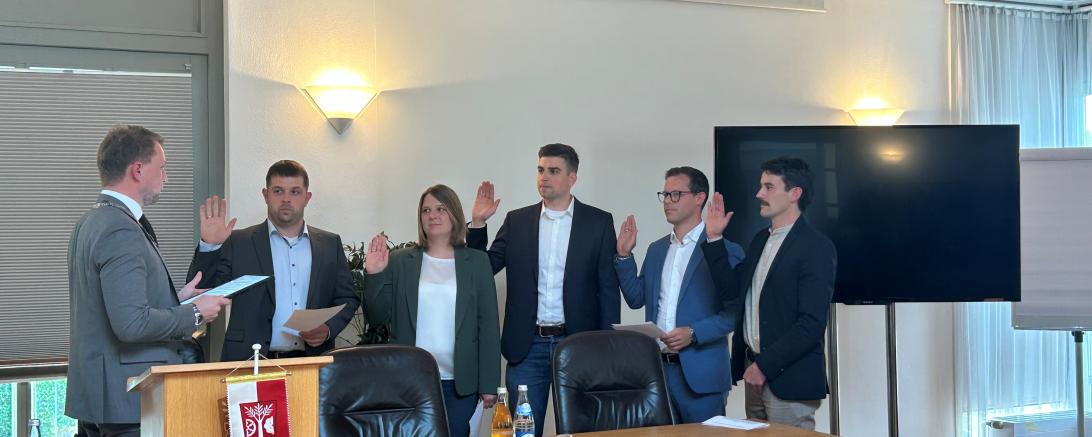 Die neuen Gemeinderäten bei der Vereidigung durch Bürgermeister Florian Mittler (ganz links): Manuel Uhl, Bianca Uhl, Simon Lechner, Frederik Hintermayr und Johannes Mayer. 