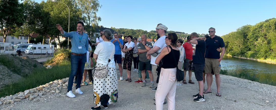 Patrick Wörle (links) führt Interessierte über das zukünftige Gelände der Landesgartenschau in Donauwörth. 