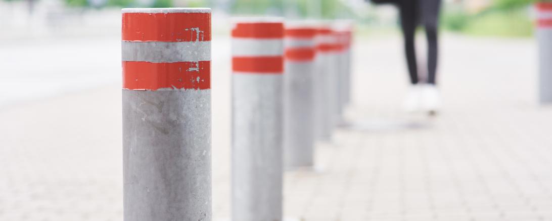 Poller zur Absperrung eines Fußgängerbereichs. 