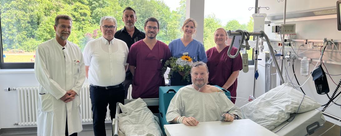 v.l.n.r.: Prof. Dr. med. Bernhard Kuch (Direktor der Klinik für Innere Medizin; Harald Minder (Präsident Lions Club-Ostalb Ipf) Jochen Wengert (Lions-Club Ostab-Ipf), Marco Halbmeyer (Stationsleitung Intensiv), Dr. med. univ. Anne Kullick (Ltd. Oberärztin Intensivstation), Anne Trittel (stellv. Stationsleitung Intensiv), vorne Lothar Meier