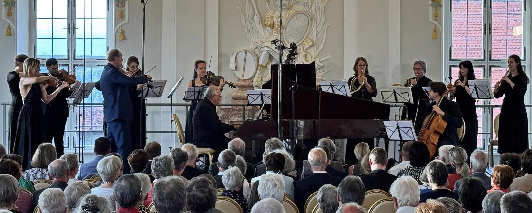 Die Hofkapelle München auf Schloss Harburg mit Christoph Hammer am Fortepiano.
