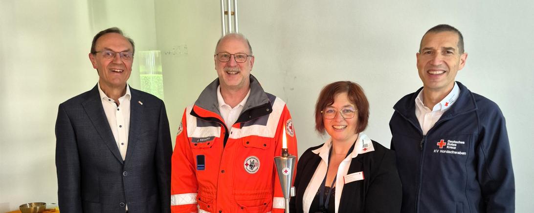 v.l.n.r. Johann Natzer (BRK-Kreisvorsitzender), Jan Siewert (BRK-Rettungshundestaffel Nordschwaben) mit Rettungshund Miko, Diana Bader (Leitung BRK-Tagespflege), Arthur Lettenbauer (BRK-Kreisgeschäftsführer)