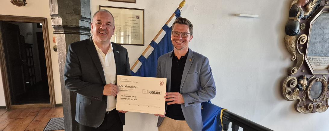 Karl Scherlin, Vorsitzender des Arbeitskreises ASP Donau-Ries, übergab eine Spende in Höhe von 600 Euro an Oberbürgermeister David Wittner für die Stiftung „Nördlinger Hilfe in Not“