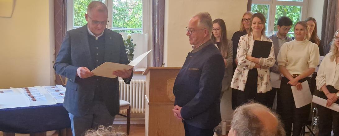Johann Kandler erhält von Bürgermeister Marcus Späth Urkunde und Auszeichnung für 52 Jahre verantwortungsvolle Tätigkeit als Kassierer beim Soldaten- und Kameradschaftsverein Tapfheim.