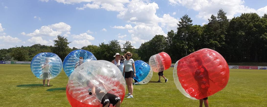Sieben Mannschaften begegneten sich am Mittwoch, den 27. Mai, beim Bubble Soccer Turnier der Gemeindlichen Jugendarbeit Wemding und Nördlingen. In den aufblasbaren, transparenten Bubblebällen wurden jeweils innerhalb von 5 Minuten die 21 Partien gegeneinander ausgetragen. 