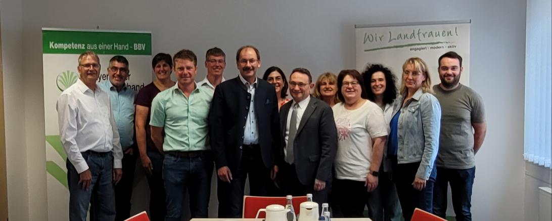 v.l. Geschäftsführer Michael Stiller, Mathias Steinheber, Annelene Helmle, Stellv. Kreisobmann Friedrich Weng, Roland Naß, Kreisobmann Karlheinz Götz, Stellv. Kreisbäuerin Ulrike Wagner, Staatsekretär Ulrich Lange, MdB, Irmgard Haberl, Kreisbäuerin Susanne Löfflad, Tanja Göggerle, Stellv. Kreisbäuerin Anke Drukewitz, Vorstand Bay. Jungbauernschaft Maximilian Engel