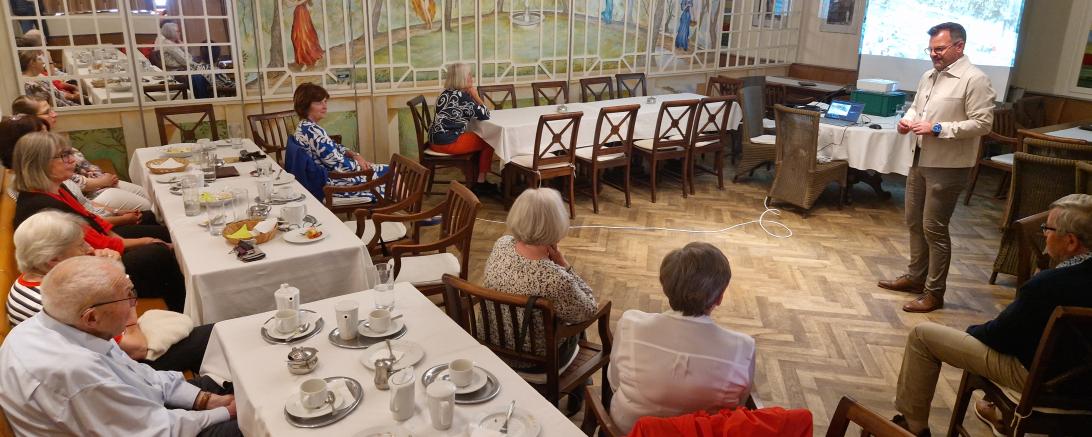 Oberbürgermeister Jürgen Sorre zeigte ehemaligen und aktiven Lehrkräften Planung und derzeitigen Stand der Vorbereitungen zur Landesgartenschau 2028 an Hand aussagekräftiger Bilder auf.