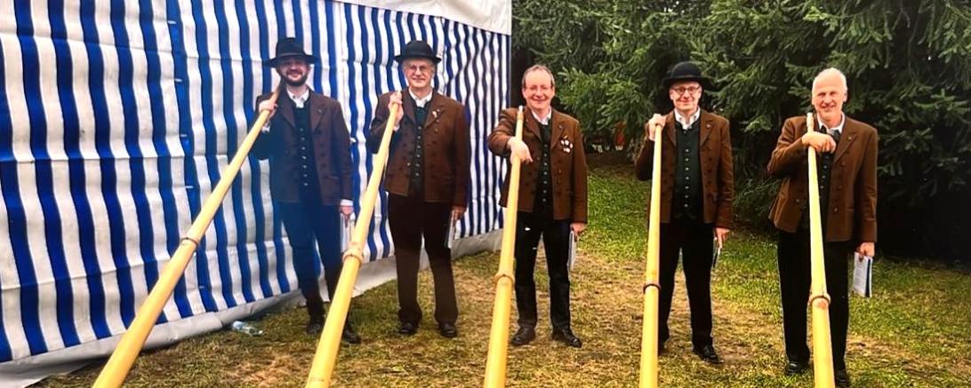 Hubert Färber und seine Musikkollegen mit ihren Alphörnern