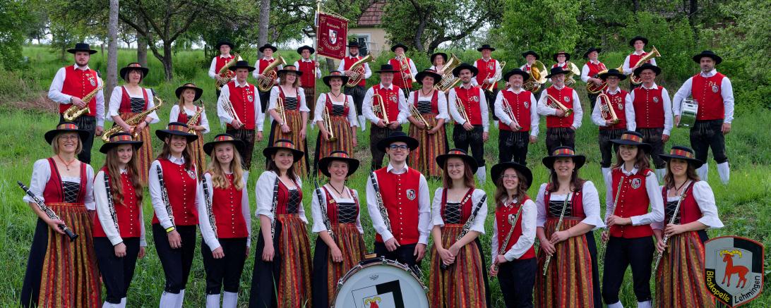 Die Blaskapelle Lehmingen tritt auf dem Marktplatz in Wemding auf. 
