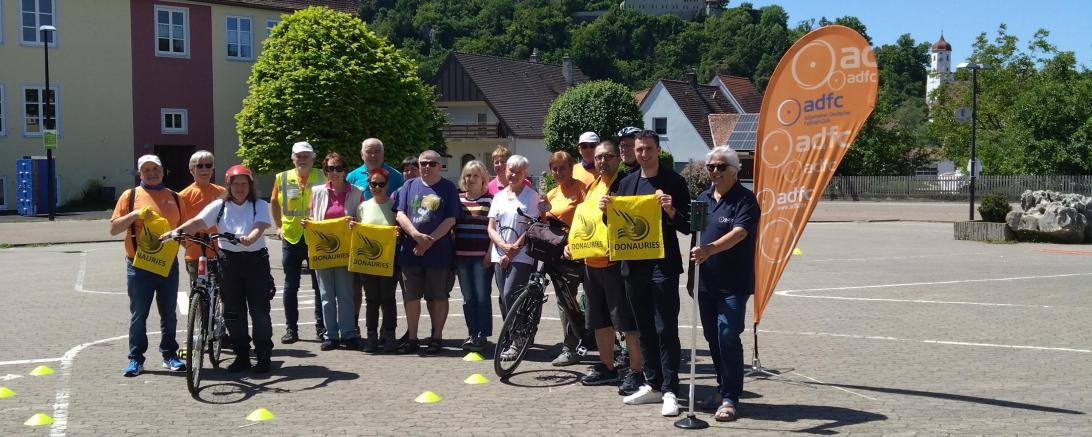 Die Teilnehmerinnen und Teilnehmer des Fahrsicherheitstrainings.