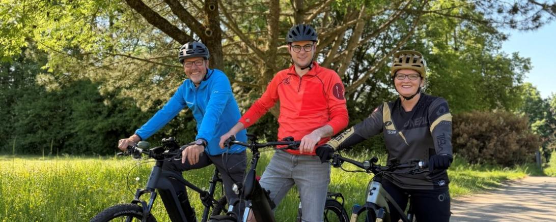 Der neue Radverkehrsbeauftragte des Landkreises Donau-Ries Stefan Roßkopf, Landrat Michael Dinkelmeier und die bisherige Radverkehrsbeauftragte Bianca Kratzsch.