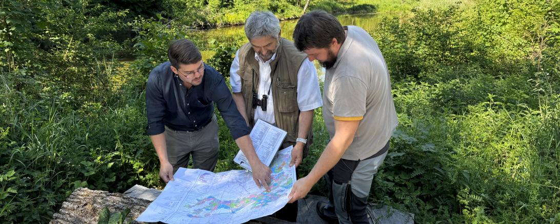 Zwischenstopp an einem Feuchtbiotop im Forstrevier Kaisheim: Auditor Heinrich Förster (Mitte) zusammen mit Forstbetriebsleiter Georg Dischner (links) und Stellv. Forstbetriebsleiter Leonhard Huber (rechts)