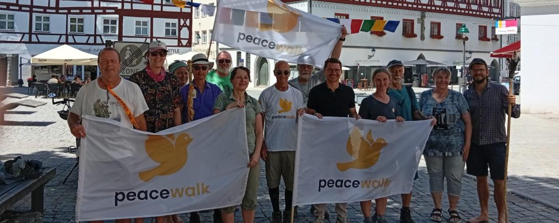 Gruppe mit Fahne in Nördlingen