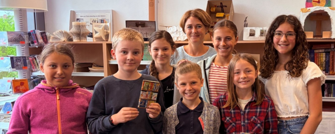 Bianca Voß mit einigen der prämierten Leser des Gymnasiums Donauwörth
