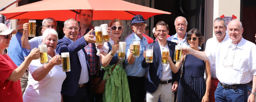 Der Fassansticht von Schirmherr David Wittner beim sehr gut besuchten Spitalhoffest 2023. V.l.n.r Ursula Pisko, Martin Hertle, Günter Schwendner, Michael Stetz, Barbara Heilbronner-Zuber, Andreas Hagner, David Wittner, Hermann Faul, Katja Wittner, Thomas Mittring, Uwe Dolzer
