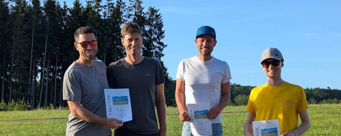 Die erfolgreichen Piloten des Stillberghof-Wettbewerbs: David Bauder (Mitte) landete auf Platz 1, Andreas und Michael Gesell (links) belegten Platz 2. Sebastian Langer (rechts) wurde Dritter
