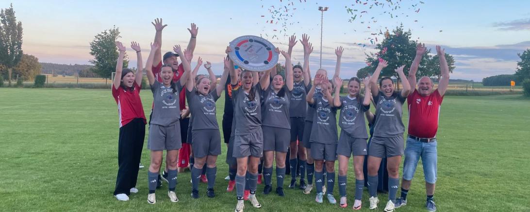 Die B-Juniorinnen der SG Wechingen-Alerheim-Deiningen feiern ihren Titel.