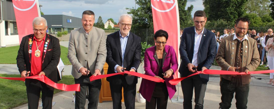 Mit dem Durchschneiden des Bandes wurde das Haus der Vereine offiziell übergeben.