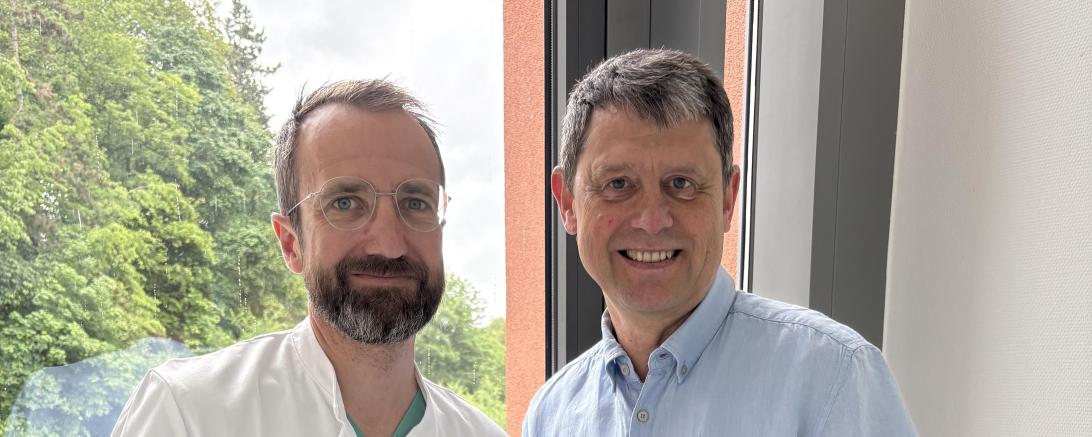 v.l.n.r.: Dr. Alexander Indrich (Chefarzt Anästhesie), Dr. Gerhard Hobelsberger (Vorsitzender Freundeskreis)
