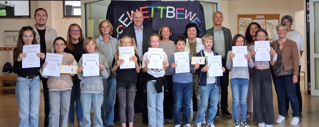 Im Vordergrund die neun teilnehmenden Schülerinnen und Schüler aus den Grundschulen Tagmersheim, Kaisheim, Monheim, Wolferstadt und Wemding mit Rektorin Margit Stimpfle (rechts). In der zweiten Reihe 7 Juroren und die beiden Klassleiterinnen der 4. Klassen: Verena Galgenmüller (2.v.l) und Andrea Renner (hinten ganz rechts). Siegerin Luna Langenfeld (erste Schülerin ganz rechts)