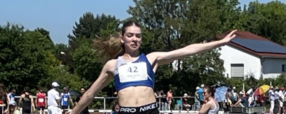 Viktoria Zajitschek bei ihrem Weitsprung in Limburger Hof