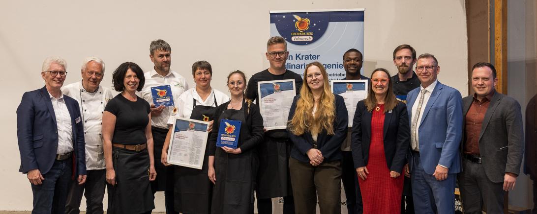V. l. n. r.: Günther Zwerger (Berater Geopark Ries e. V.), Uli Großman (Club der Köche Donau-Ries e. V.), Sandra Appl (Brennerei Sandra Appl), Martin und Monika Färber (Bergschreinerhof), Lisa Löfflad (Kraterpilze), David Lenssen (Kraterpilze), Anna Mareis (Geopark Ries e. V.), Pascal Mahan (Hotel Krone), Heike Burkhardt (Geschäftsführerin Geopark Ries e. V.), Daniel Schmitz (Hotel Krone), Stefan Rößle (ehem. 1. Vorsitzender Geopark Ries e. V.), Daniel Wizinger (Stadt Nördlingen)