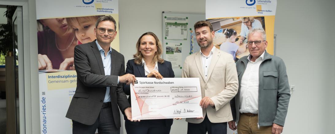 v.l. Andreas Mayr (Gesellschafter Kanzlei Mayr & Kratzer Partnerschaft mbB), Nadine Kratzer (Gesellschafterin Kanzlei Mayr & Kratzer Partnerschaft mbB), Florian Straßer (Besonderer Vertreter und Prokurist Lebenshilfe Donau-Ries), Manfred Steger (Vorsitzender Lebenshilfe Donau-Ries)