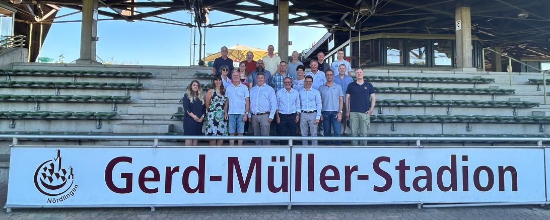 Die Mitglieder des Sportbeirates mit dem Oberbürgermeister der Stadt Nördlingen und Vertretern der Vorstandschaft des TSV Nördlingen.