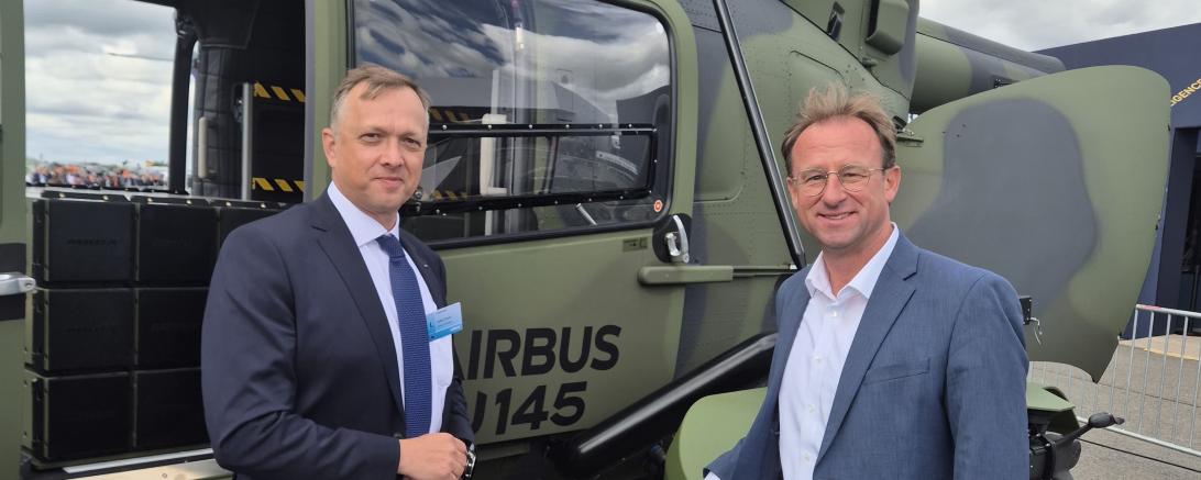 Das Foto zeigt MdL Wolfgang Fackler (rechts) mit dem Deutschland-Chef von Airbus Helicopters Deutschland, Stefan Thomé vor dem U145.