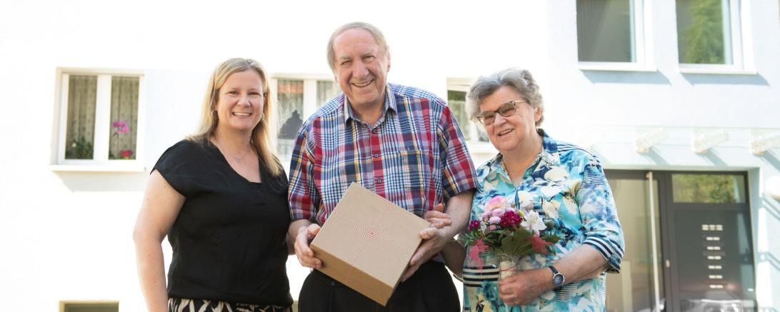 Bewirtschafterin Simone Vogel (Vonovia) mit Jubilar Peter Krebs nebst Ehefrau Edith.