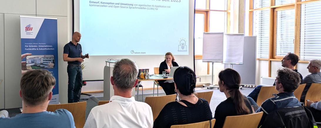 KI zum Anfassen: Referent Dr.-Ing. Hans Egermeier (talsen team GmbH) und Mitarbeiterin Katrin Bär zeigten den Teilnehmenden im Technologie Centrum Westbayern, wie Künstliche Intelligenz bereits heute Prozesse im Unternehmensalltag unterstützen kann.